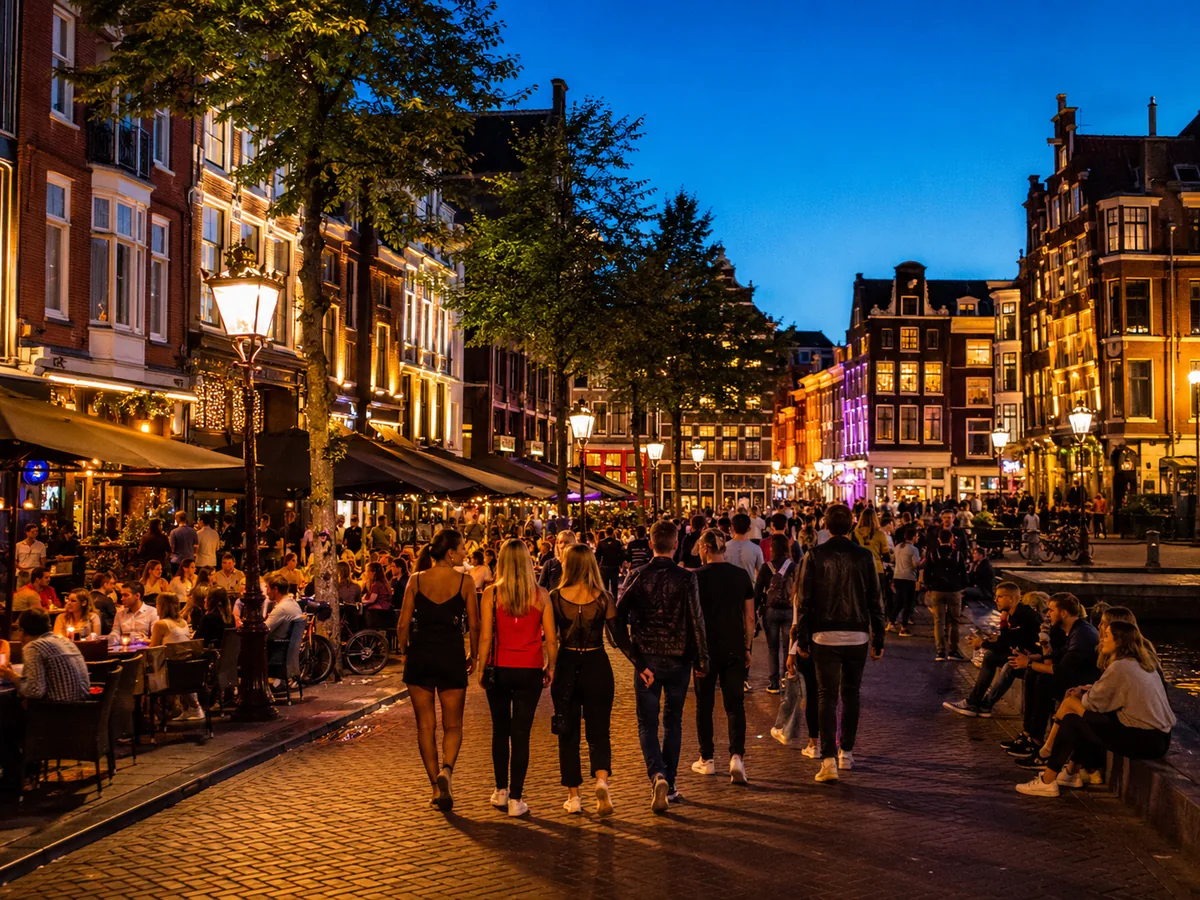 Gezellig terras in Amsterdam in de avond